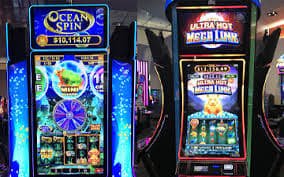 dangon123 Android APP Interface မြန်မာ ကစားသမားများ Slots နှင့် Sports Betting ကစားနေသော မြင်ကွင်း
